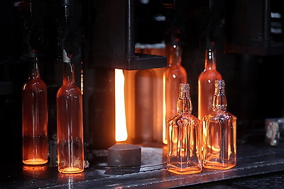 Гибко и эффективно. Как на Гродненском стеклозаводе выпускают сразу два вида продукции на одной линии