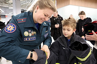\"Так рождаются истинные патриоты\". Спасатели Минска вручили Конституции 30 ребятам