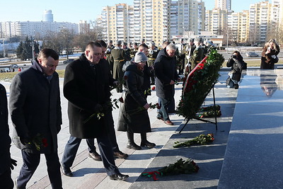 В День защитников Отечества к стеле \"Минск - город-герой\" возложили цветы