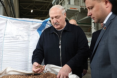Лукашенко совершил рабочую поездку в Петриковский район