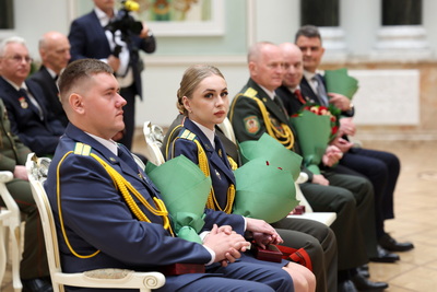Лукашенко вручил государственные награды заслуженным представителям различных сфер