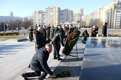 В День защитников Отечества к стеле \"Минск - город-герой\" возложили цветы