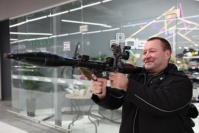Увидеть военную технику и попробовать солдатскую кашу. Как День защитников Отечества встретили в Минске