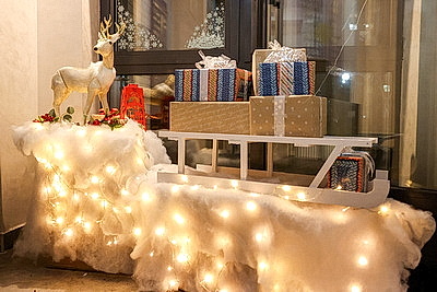 Магия из подручных материалов. Брестчане превратили свои подъезды в новогодние фотозоны