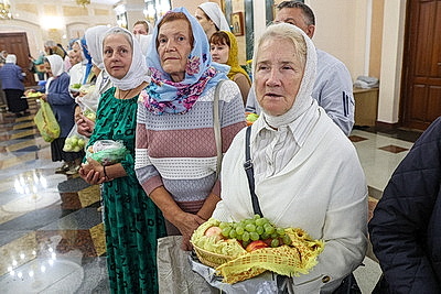 Православные верующие отмечают Преображение Господне - Яблочный Спас