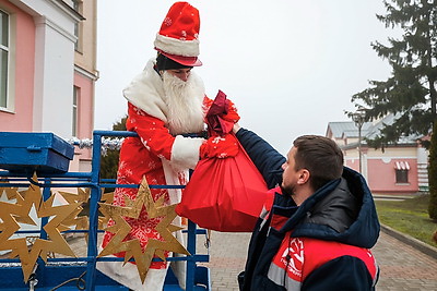 Новогодние подарки через окошки. Энергетики поздравили пациентов детской больницы Гродно