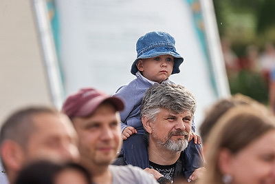 Купаловский театр показал в Минске в формате под открытым небом сказку \"Гісторыя шакаладнага дрэва\"