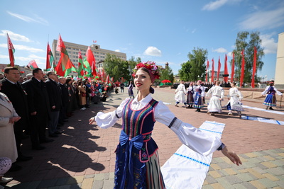 \"Отражение героической истории, идеалов и ценностей\". В Гродно чествовали государственные символы