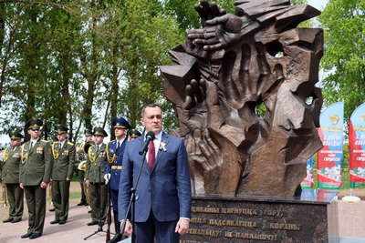Памятный знак жертвам геноцида белорусского народа \"Древо жизни\" открыли в Витебске