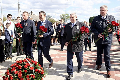 Участники выездного заседания Совета Республики возложили цветы к братской могиле \"Скульптура солдата\"