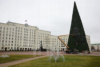 Выше девятиэтажного дома. В Могилеве монтируют главную новогоднюю елку региона