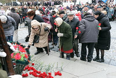 \"Каждый камень, каждый метр земли пропитан страданием\". В Озаричах почтили память жертв лагеря смерти