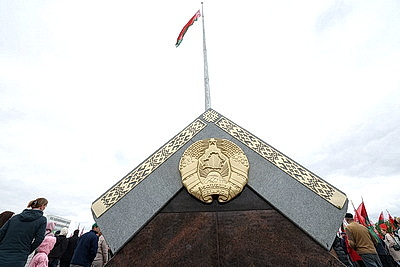 В Витебске в торжественной обстановке открыли новую площадь Государственного флага и герба