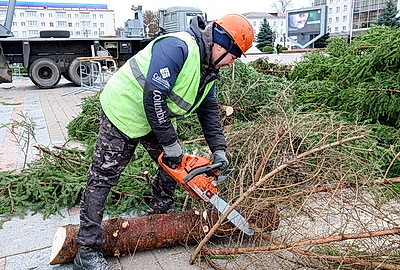 Пиксельные панно и три километра гирлянд. В Витебске идет монтаж главной новогодней елки