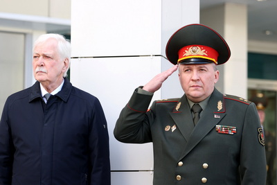 Знамя Победы подняли у здания посольства России в Минске