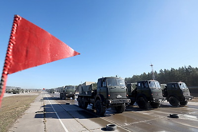 Тренировка парадных расчетов механизированной колонны проходит на аэродроме Липки