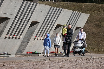 Колокола и людская скорбь. В день памяти Хатыни на мемориале возлагают цветы