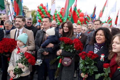 \"Беларусь помнит\": торжественная церемония возложения цветов проходит на площади Победы