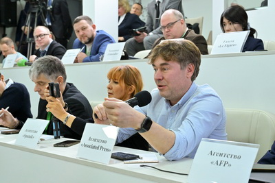Лукашенко проголосовал на президентских выборах и провел пресс-конференцию для СМИ
