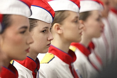\"Так рождаются истинные патриоты\". Спасатели Минска вручили Конституции 30 ребятам