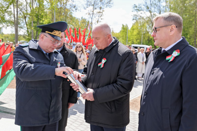 В Гродно на территории мемориала \"Шталаг-324\" установили памятный знак \"Древо жизни\"