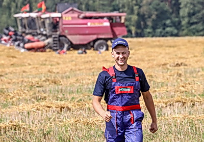 Экипажи со спасателями убирают урожай в Рогачевском районе