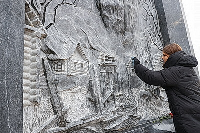 На братской могиле в Речицком районе трудится десант субботника