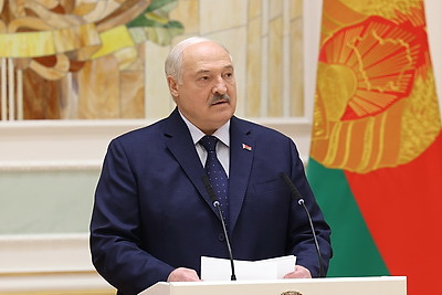 Лукашенко вручил государственные награды заслуженным представителям различных сфер