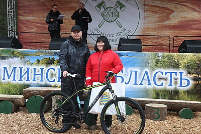 Невероятная атмосфера. Четвертый чемпионат по колке дров среди СМИ проходит в Минском районе