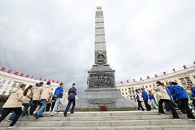 Память поколений. Участники \"Поезда Памяти\" возложили цветы к монументу Победы