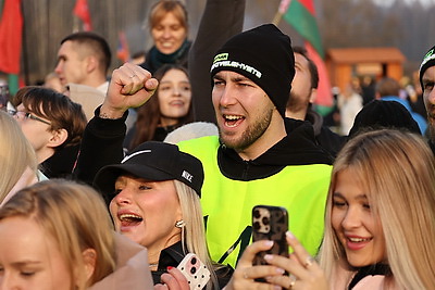 Невероятная атмосфера. Четвертый чемпионат по колке дров среди СМИ проходит в Минском районе