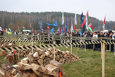 Невероятная атмосфера. Четвертый чемпионат по колке дров среди СМИ проходит в Минском районе