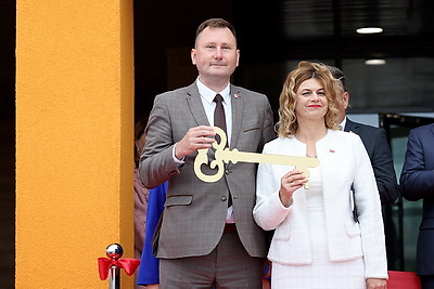 Современная и просторная. Новая школа в Боровлянах на 1 тыс. мест приняла первых учеников