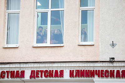 Новогодние подарки через окошки. Энергетики поздравили пациентов детской больницы Гродно