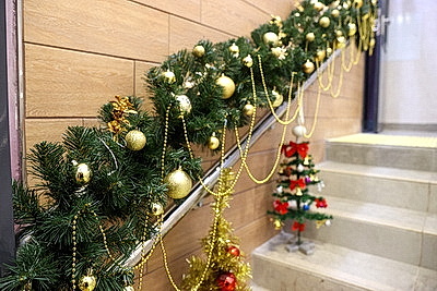 Магия из подручных материалов. Брестчане превратили свои подъезды в новогодние фотозоны