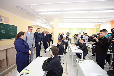 Железнодорожный класс и шикарная спортивная база. Новую школу открыли в Минске