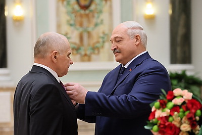 Лукашенко вручил государственные награды заслуженным представителям различных сфер