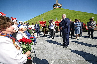 Лукашенко в День Независимости возложил венок к подножию Кургана Славы