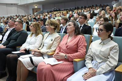 \"Любите свою семью\". Караник о роли традиционных семейных ценностей в укреплении глобальной безопасности