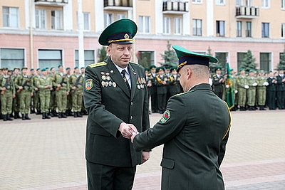Флаги, драйв и хорошее настроение. Брестские пограничники на мотоциклах проехали по улицам города