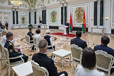Лукашенко - выпускникам вузов: мир огромен, а Беларусь у нас одна