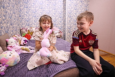 \"Здесь мы чувствуем себя собой\". Почему многодетная семья из Германии выбрала жизнь в Беларуси