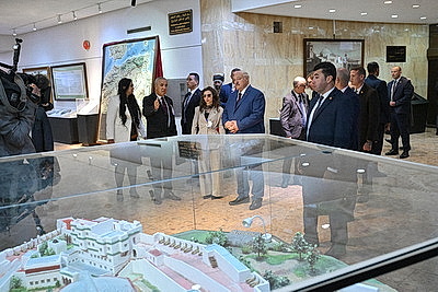 Лукашенко в Алжире возложил венок в мемориальном комплексе \"Памятник славы и мученичества\"