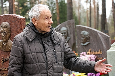 Памятник Змитроку Бядуле открыли на Восточном кладбище в Минске