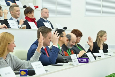 Лукашенко проголосовал на президентских выборах и провел пресс-конференцию для СМИ