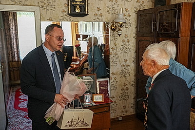 В Бресте ветеран Петр Светкин принимает поздравления с 100-летием