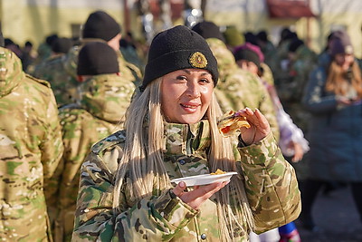 Тематические конкурсы и блины на разный вкус: военнослужащие в Могилеве встретили Масленицу