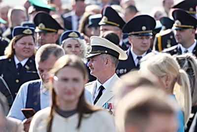 Торжественная церемония возложения цветов прошла у стелы \"Минск - город-герой\"
