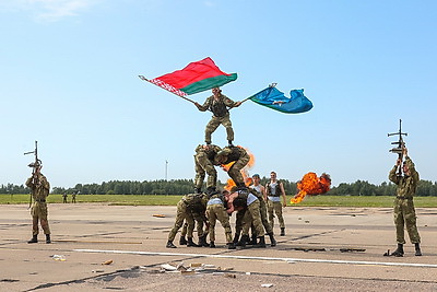 Высший пилотаж. Как в Мачулищах отпраздновали День военно-воздушных сил Беларуси