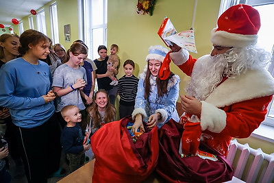 Новогодние подарки через окошки. Энергетики поздравили пациентов детской больницы Гродно